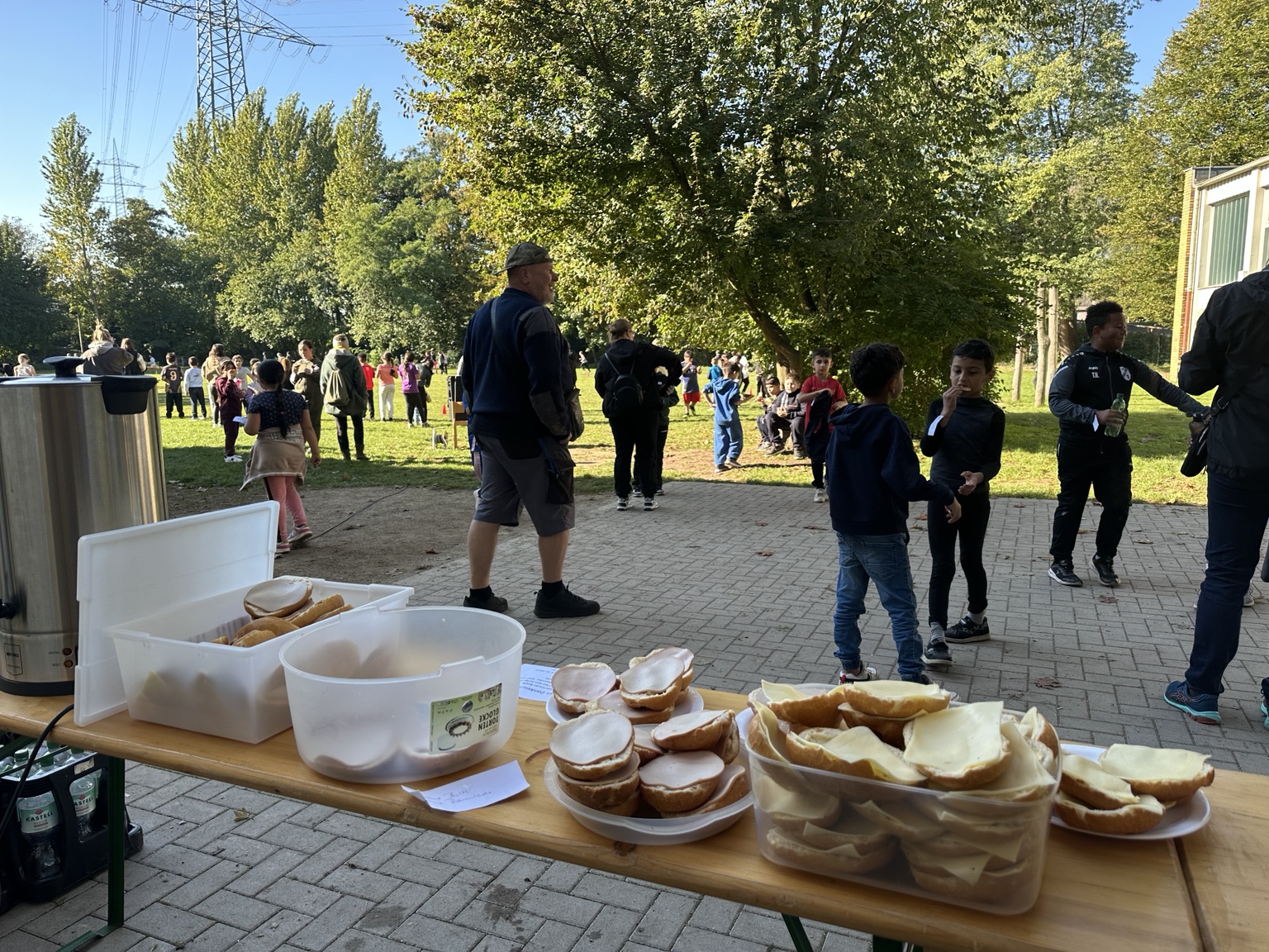 Spendenlauf an der Großenbruchschule mit belegten Brötchen für die Teilnehmenden
